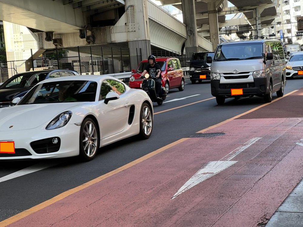 高架下の道路の写真