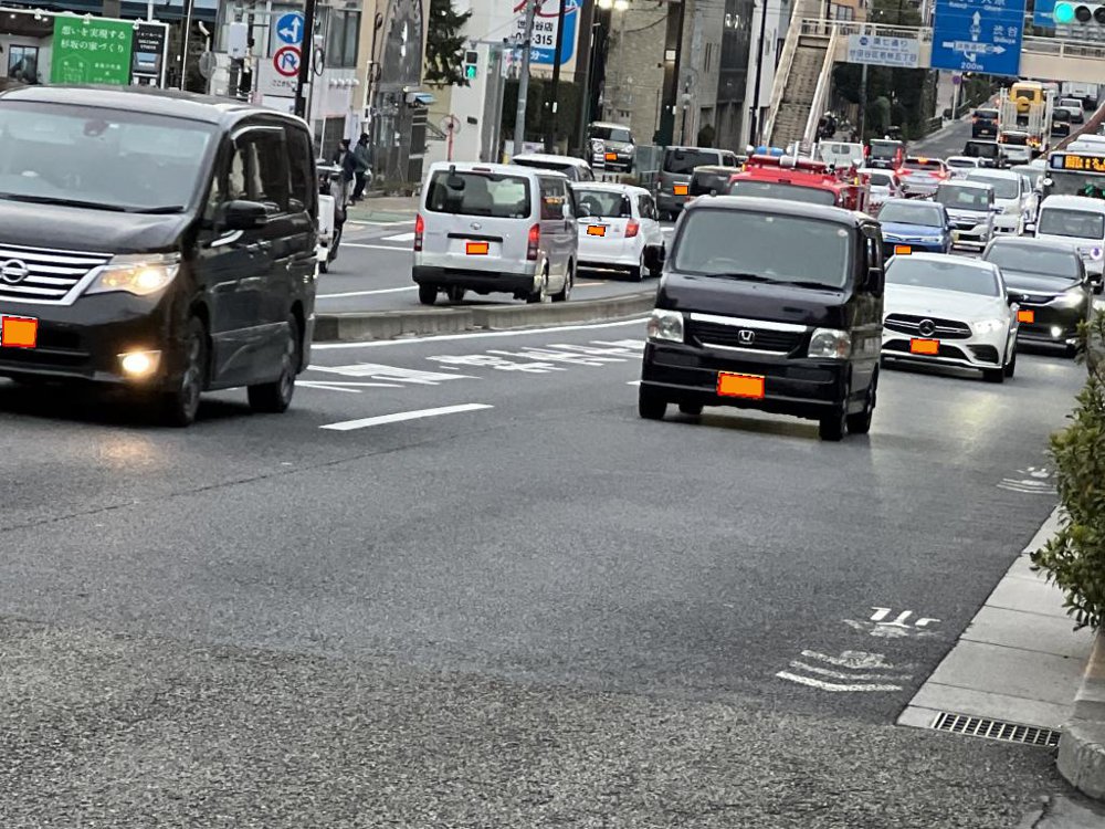 車が連なる幹線道路の写真