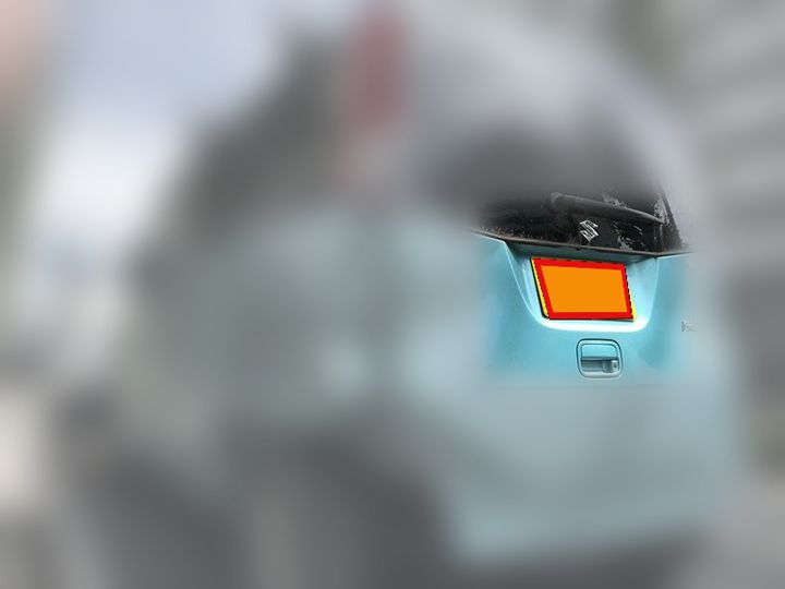 後部が損傷した車両